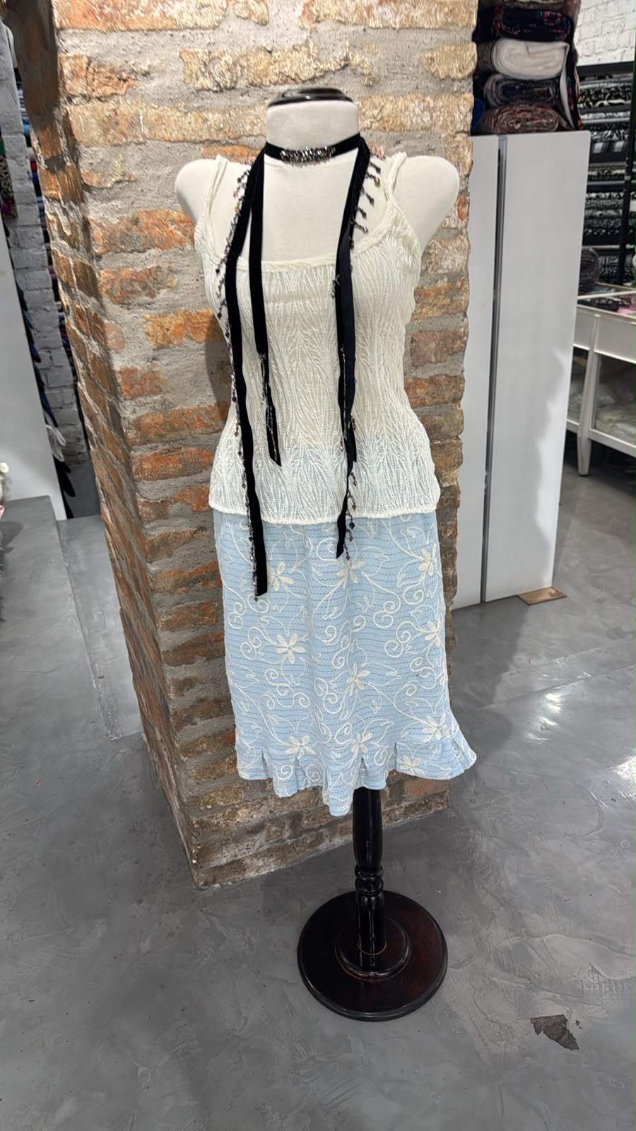 El vestuario de la sesión de NÜRA en un maniquí
